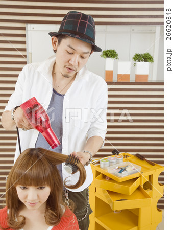 ドライヤーでヘアセットする美容師 26620343
