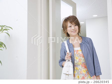 扉から入る若い女性 26620345