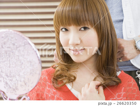 ヘアセットしてもらう若い女性 26620350