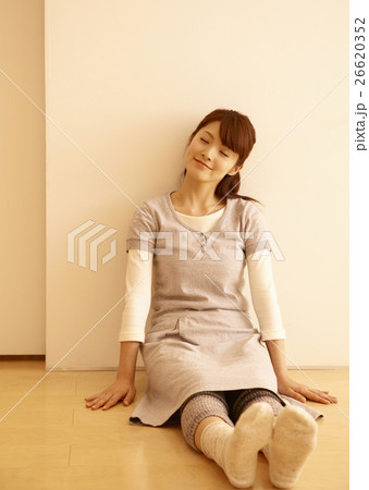 床に座る女性 26620352