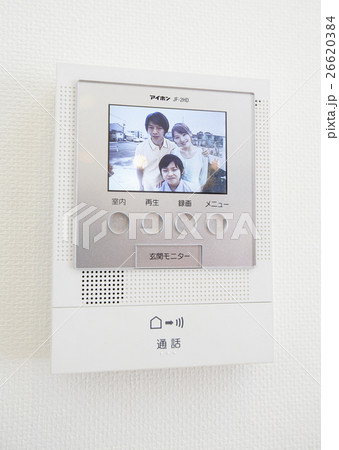 親子3人が映ったインターホンのテレビモニター 26620384