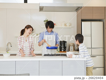 料理をする親子 料理をする親子 26620404