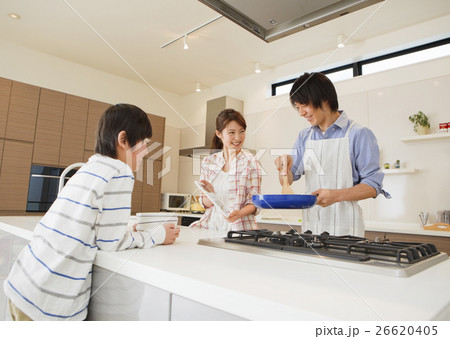 料理をする親子 料理をする親子 26620405