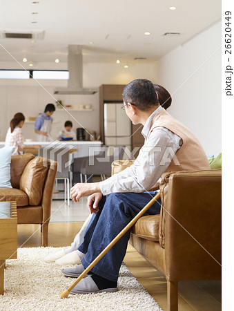 三世代家族がいるリビングルーム 三世代家族がいるリビングルーム 26620449