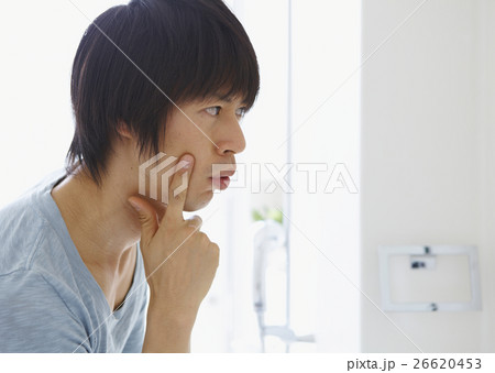 頬に指をあてるミドルの男性 26620453