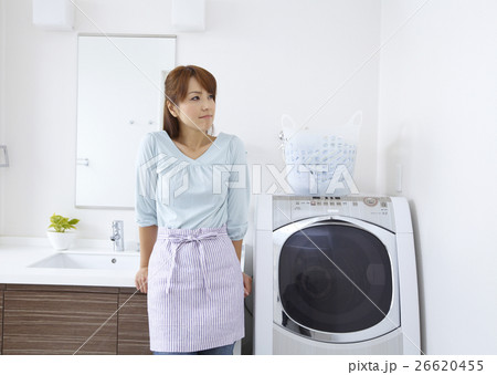 洗濯機の横に立つミドルの女性 26620455