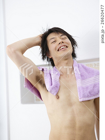 お風呂上がりのミドルの男性 お風呂上がりのミドルの男性 26620477