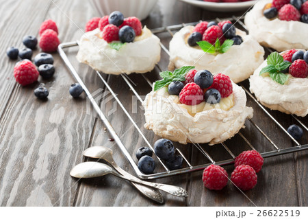 Pavlova cake with fresh summer berries Pavlova cake with fresh summer berries 26622519