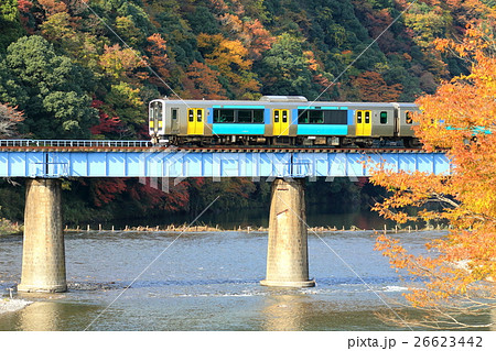水郡線「久慈川と紅葉を背景に」 26623442