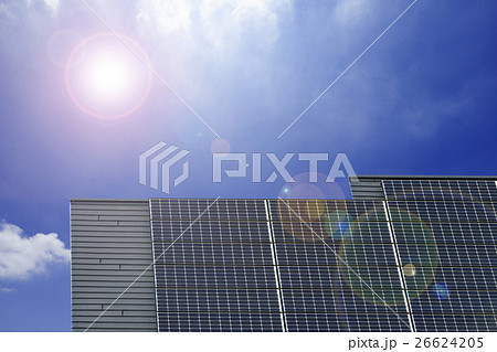 晴天の直射日光を浴びる太陽光パネル発電システム屋根設置と青空白い雲ECOエネルギー電力自由化イメージ 26624205