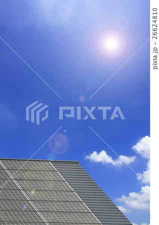 晴天の直射日光を浴びる太陽光パネル発電システム屋根設置と青空白い雲ECOエネルギー電力自由化イメージ 26624810