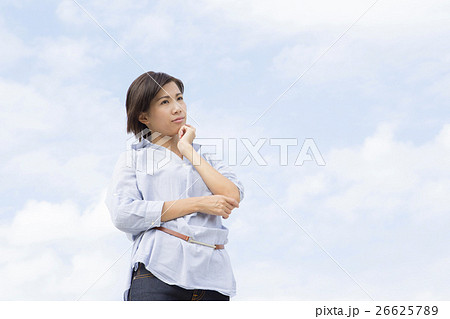 悩む女性 屋外 悩む女性 屋外 26625789