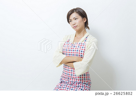 エプロンを付けた女性 26625802