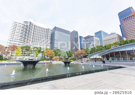 オフィス街の高層ビルと公園 26625910