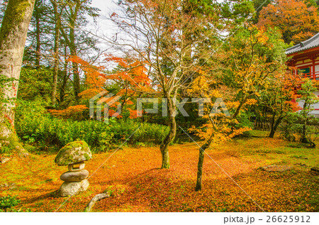 紅葉の寺院　石川県那谷寺の庭園 26625912