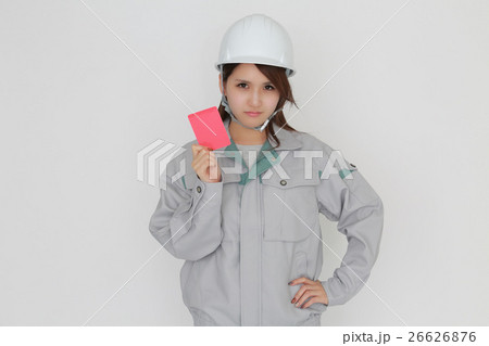 レッドカードを持つヘルメット・作業着の女性 26626876