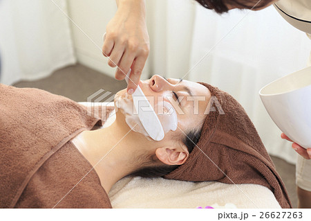 ビューティイメージ フェイシャルエステ施術シーンの写真素材
