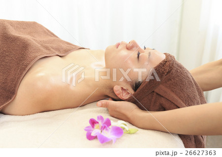 ビューティイメージ　フェイシャルマッサージ施術シーン 26627363