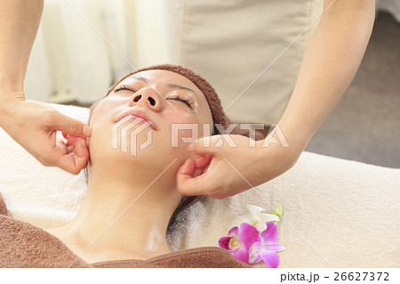 ビューティイメージ フェイシャルマッサージ施術シーン ビューティイメージ フェイシャルマッサージ施術シーン 26627372