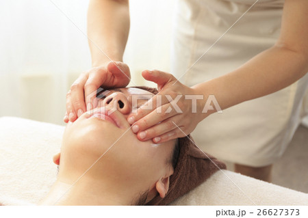 ビューティイメージ　フェイシャルマッサージ施術シーン 26627373