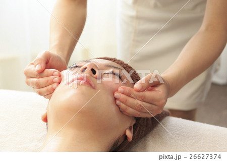 ビューティイメージ　フェイシャルマッサージ施術シーン 26627374
