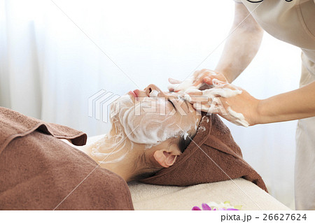 ビューティイメージ フェイシャルエステ洗顔クレンジング施術シーンの写真素材