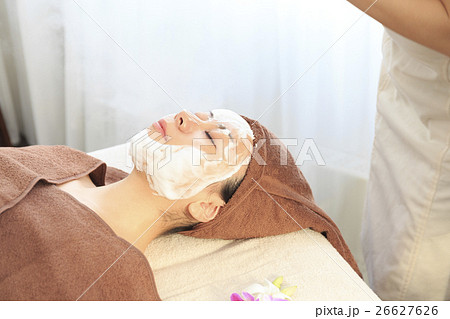 ビューティイメージ　フェイシャルエステ洗顔クレンジング施術シーン 26627626