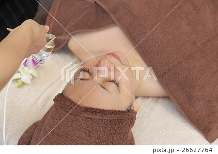 ビューティイメージ　フェイシャルエステ　ミスト保湿施術シーン 26627764