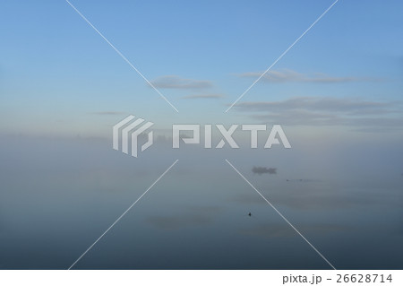 霧の朝の水面 26628714