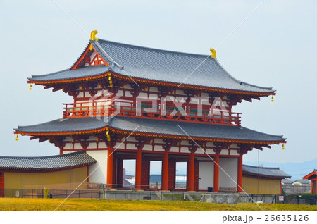 平城宮の「朱雀門(復元)」(平城宮跡/奈良県奈良市) 平城宮の「朱雀門(復元)」(平城宮跡/奈良県奈良市) 26635126