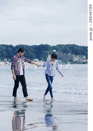 海辺　カップル 26646789