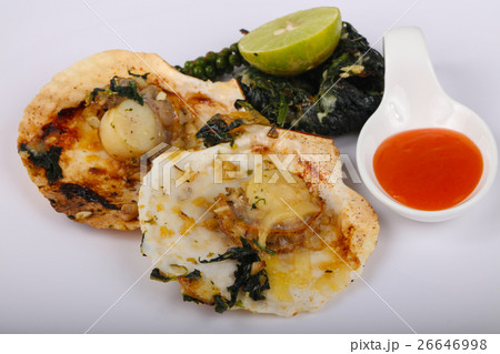 Baked scallops with spinach 26646998