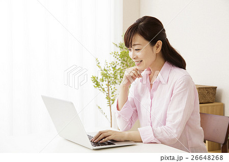 女性 パソコン 在宅勤務 テレワーク テレワーカー フリーランスの写真素材