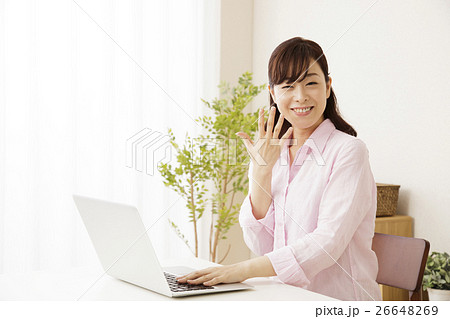 女性 パソコン 在宅勤務 テレワーク テレワーカー フリーランスの写真素材