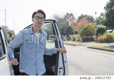 クルマと若い男性 クルマと若い男性 26652793