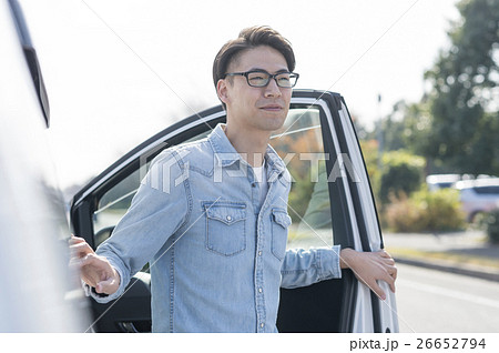 クルマと若い男性 クルマと若い男性 26652794