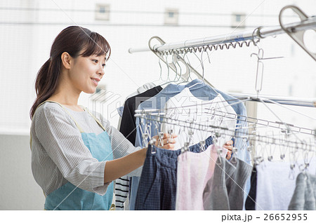 洗濯物を干す女性 26652955