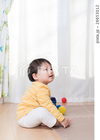 見上げる子供 26653012