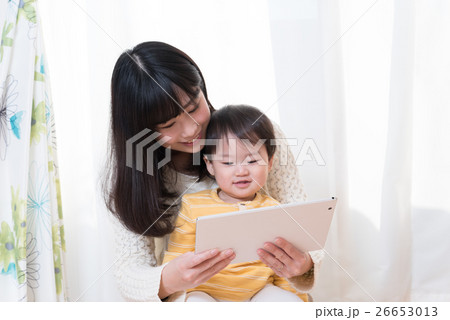 タブレットを見る親子 26653013