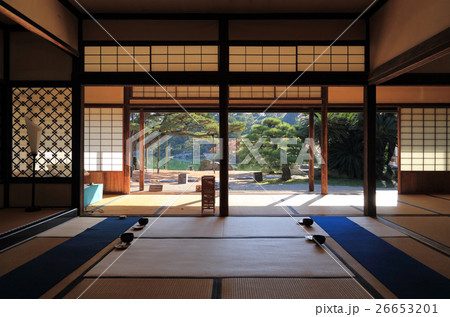 特別名勝「栗林公園」掬月亭の初莚観から眺める秋の南庭南湖 26653201