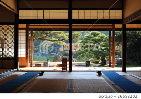 特別名勝「栗林公園」掬月亭の初莚観から眺める秋の南庭南湖 26653202