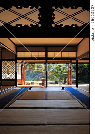 特別名勝「栗林公園」掬月亭の初莚観から眺める秋の南庭南湖 26653207