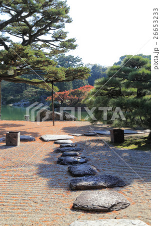 特別名勝「栗林公園」掬月亭の初莚観の縁側から眺める秋の南庭南湖 26653233