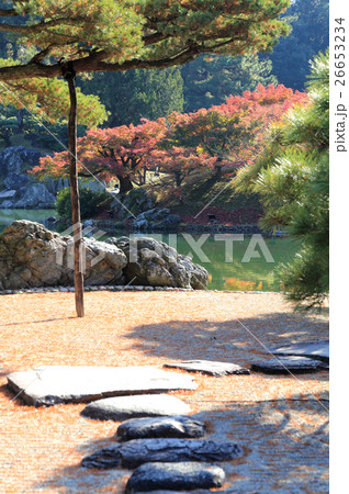 特別名勝「栗林公園」掬月亭の初莚観の縁側から眺める秋の南庭南湖 26653234