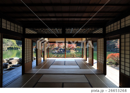 特別名勝「栗林公園」掬月亭の掬月から眺める南湖の紅葉と周遊の和船 26653268