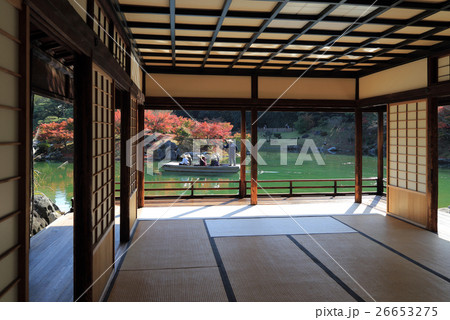 特別名勝「栗林公園」掬月亭の掬月から眺める南湖の紅葉と周遊の和船 特別名勝「栗林公園」掬月亭の掬月から眺める南湖の紅葉と周遊の和船 26653275
