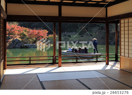 特別名勝「栗林公園」掬月亭の掬月から眺める南湖の紅葉と周遊の和船 26653276