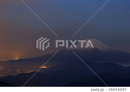 丹沢・塔ノ岳から見る未明の富士山 丹沢・塔ノ岳から見る未明の富士山 26654097