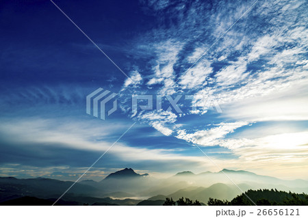 湯布院の夜明　朝霧 26656121