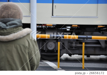 電車と踏切と人 電車と踏切と人 26656172